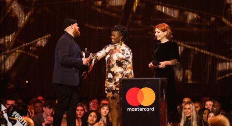 Tom Walker accepting his BRIT Award