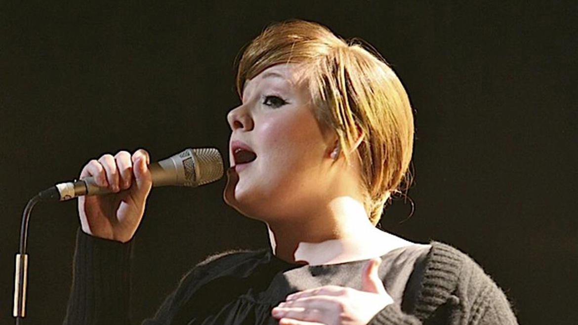 Adele singing in 2008_13701