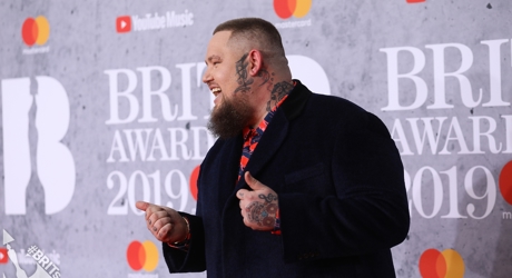 Rag'n'Bone Man on The BRIT<span class='lowercase'>s</span> 2019 Red Carpet
