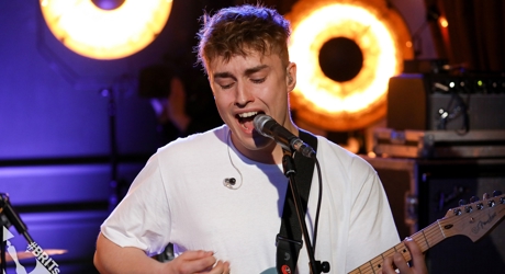 Sam Fender performing 'Play God'