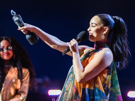 Jorja Smith accepting her BRIT Award