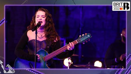 Lola Young performs 'Fake' 