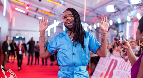 MNEK on The BRIT<span class='lowercase'>s</span> 2018 Red Carpet