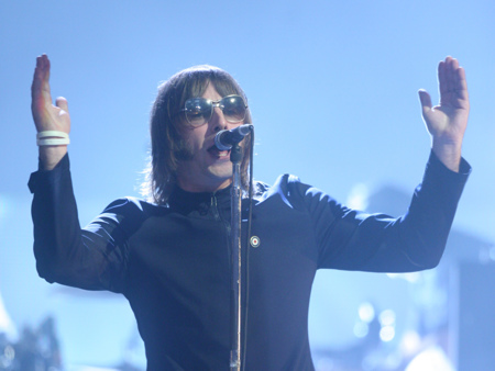 Oasis_Performing_43_16337