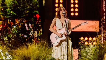 Wet Leg perform 'Chaise Lounge' at the 2023 BRITs