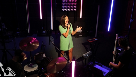 Mahalia performing 'I Wish I Missed my Ex'