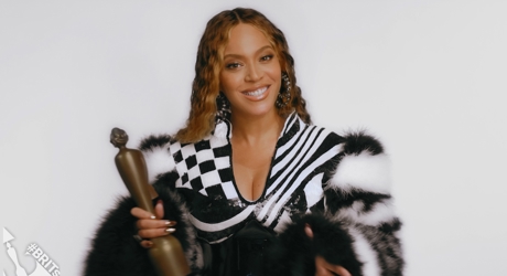 Beyoncé Receiving the Award for Best International Song