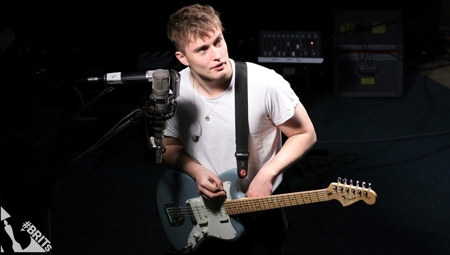 Sam Fender performing 'Dead Boys' (1)