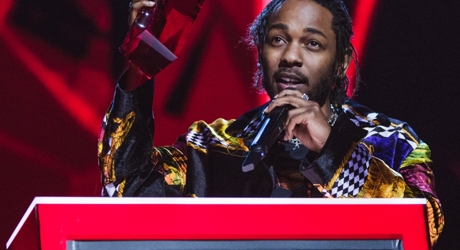 Kendrick Lamar accepting  his award for International Male at The BRIT<span class='lowercase'>s</span> (1)