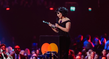 RAYE wins R&B Act