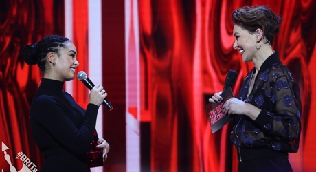 Emma Willis on stage with Jorja Smith at The BRIT<span class='lowercase'>s</span> 2018 Nominations Show
