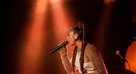 Joy Crookes performs for BRITs Week 2022! Photo by Aaron Parsons (1)