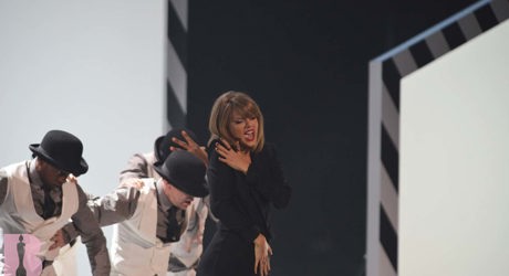 Taylor Swift live at The BRIT Awards 2015 (6)