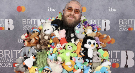 B25 REDCARPET TEDDYSWIMS 1 16X9