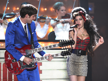 Ronson_Winehouse_Performing_43_16322