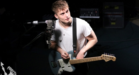 Sam Fender performing 'Dead Boys'