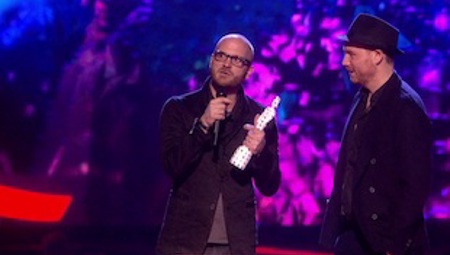 Coldplay accepts award for British Live Act