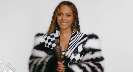 Beyoncé Receiving the Award for Best International Artist