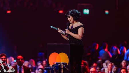 RAYE wins R&B Act