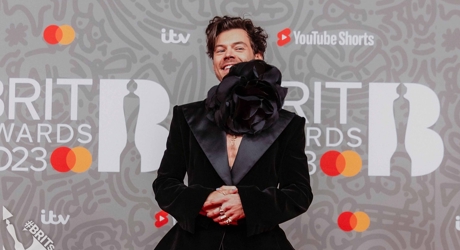 Harry Styles on the 2023 BRIT Awards red carpet (1)